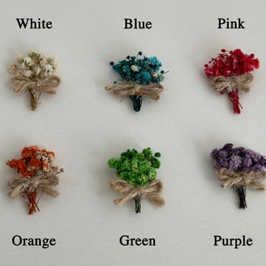 K&ouml;nnte beinhalten: Sechs kleine Str&auml;u&szlig;e getrockneter Blumen, die mit Schnur gebunden sind, jede in einer anderen Farbe: wei&szlig;, blau, rosa, orange, gr&uuml;n und lila.