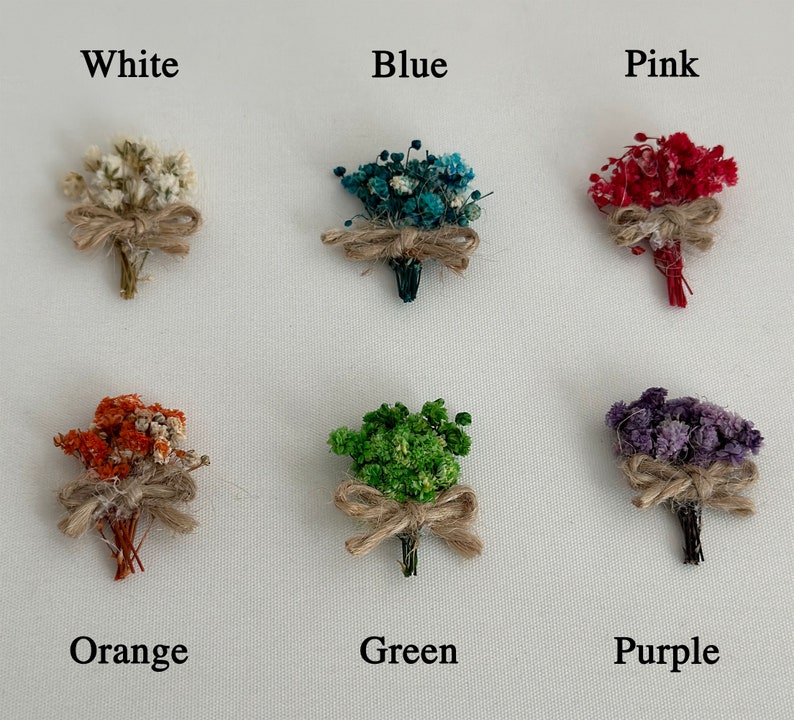 K&ouml;nnte beinhalten: Sechs kleine Str&auml;u&szlig;e getrockneter Blumen, die mit Schnur gebunden sind, jede in einer anderen Farbe: wei&szlig;, blau, rosa, orange, gr&uuml;n und lila.