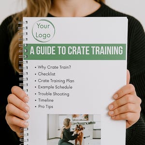 Op de afbeelding: Een spiraalgebonden gids getiteld "A Guide to Crate Training" met een groene banner. De gids bevat secties over benchtrainingplannen, checklists en probleemoplossing. Een foto toont een persoon met een hond.