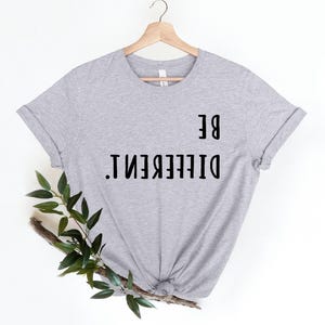 Be Anders, lustiges Shirt, sarkastisches Shirt, lustiges Slogan Shirt, freches Shirt, Geschenk für sie, Shirts für Frauen, grafisches T-Shirt, inspirierendes Shirt Bild 3