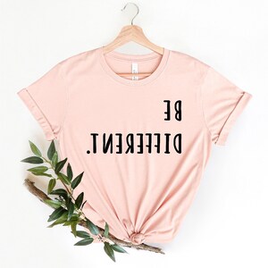 Be Anders, lustiges Shirt, sarkastisches Shirt, lustiges Slogan Shirt, freches Shirt, Geschenk für sie, Shirts für Frauen, grafisches T-Shirt, inspirierendes Shirt Bild 2