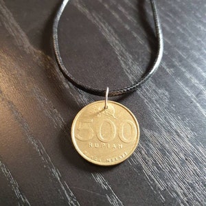 Coin necklace Indonesia 500 rupiah gold 45 - 50 cm leather 1997