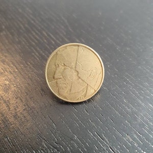 Pin Pin Coin Belgium 5 Francs Science Fiction Face