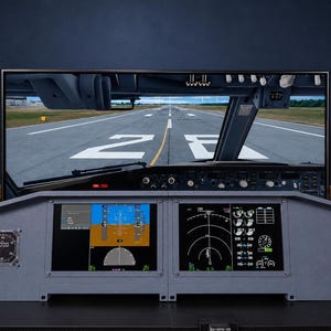 Könnte beinhalten: Ein Flugsimulator-Cockpit-Panel mit zwei primären digitalen Fluganzeigen, einer kleineren analogen Anzeige auf der linken Seite und einem großen Monitor dahinter, der eine Landebahnansicht aus einem Cockpit mit der Nummer 28 auf dem Asphalt zeigt.