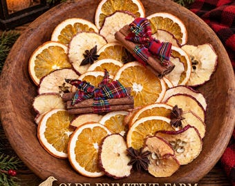 Rodajas rústicas de manzana y naranja con palitos de canela atados / Popurrí navideño / Decoración campestre