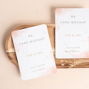 Mockup voor wenskaarten met slim object, A6, mockup met dubbele kaart, mockup met afgeronde hoeken, mockup voor PSD-uitnodiging, mockup met twee kaarten, mockup voor ansichtkaarten