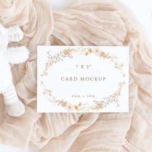 7x5 Babypartyeinladung Mockup, Briefpapier Mockup Szene, Baby Grußkarte Mockup, Gender Reveal Mockup, 200x30 Kartenmockup PSD