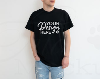 Gildan 5000 schwarz T-Shirt Mockup, männliches Modell (Digital Download)