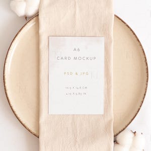 Mockup di biglietto A6 in formato PSD, Mockup di segnaposto per matrimonio, Mockup di biglietto minimalista, Mockup di biglietto di ringraziamento, Mockup di biglietto d'auguri, Mockup di biglietto boho neutro