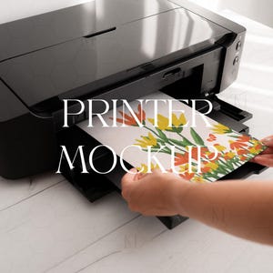 Mockup de impressora PSD, mockup de pôster PSD, mockup de pôster vertical, mockup de página A4, mockup de impressora de mesa, mockup de página de impressão, mockup de pôster impresso
