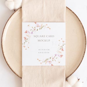 Mockup di biglietto quadrato, mockup di invito o segnaposto per matrimonio, mockup di biglietto d'auguri quadrato neutro, mockup di scena di cancelleria PSD, biglietto vuoto