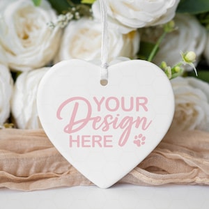 Maqueta de adorno para boda, adorno de cerámica blanca con forma de corazón, maqueta de adorno para Printify, adorno de cerámica con forma de corazón, maqueta de papelería para boda, etiqueta con nombre