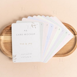 Mockup voor A6-kaarten met afgeronde hoeken, mockup voor meerdere uitnodigingen, mockup voor A6-wenskaarten met slim object, mockup voor minimalistische uitnodigingen