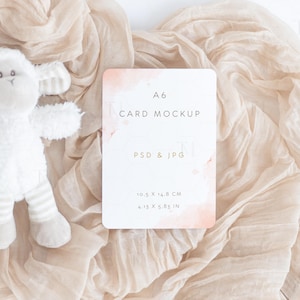 A6 Karte mit abgerundeten Ecken Mockup PSD, Babypartyeinladung Mockup, Gender Neutral Karten Mockup, Geburtstagskarte Mockup, A6 Postkarte Mockup