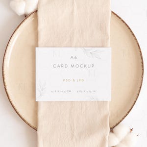 Mockup de cartão horizontal A6 PSD – Flat Lay neutro para convite, cardápio ou agradecimento – Objeto inteligente e JPG, cenário de papelaria