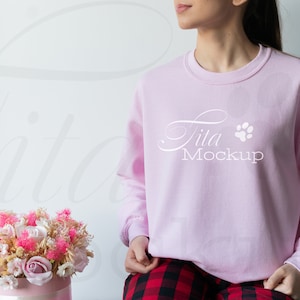 Gildan 18000 Mockup, Sweatshirt Mockup, Gildan hellrosa Sweatshirt Mockup, Modell Mockup