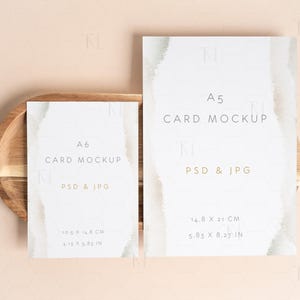 Mockup di biglietti A5 e A6 in formato PSD, mockup di stampa artistica per confronto dimensioni, mockup di biglietti d'invito e dettagli, mockup di cancelleria, mockup di biglietti doppi