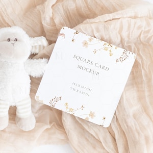 Mockup di biglietto quadrato con angoli arrotondati – Mockup per baby shower, annuncio di nascita o invito digitale PSD e JPG