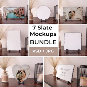 Op de afbeelding: Een verzameling van zeven leisteen mockups, elk gepresenteerd op een donkere standaard. De mockups omvatten rechthoekige, cirkelvormige en hartvormige leistenen, sommige met afbeeldingen en tekst. De tekst luidt "7 Slate Mockups BUNDLE PSD + JPG".