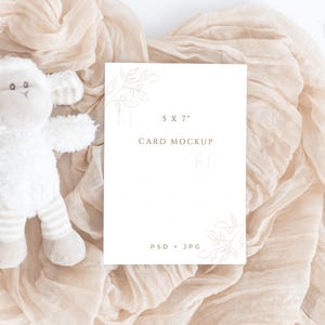 Maquette d'invitation de baby shower, 5 x 7, maquette de carte de sexe, maquette de carte de voeux de bébé, maquette d'invitation d'enfant, scène de maquette de papeterie PSD