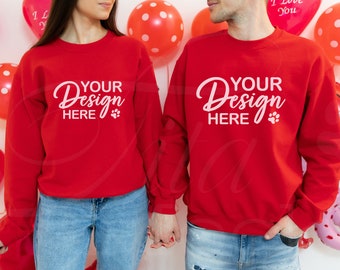Maqueta de sudadera roja Gildan 18000 para pareja (foto real) y cuello redondo para San Valentín.