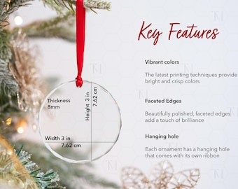 Könnte beinhalten: Ein transparenter Weihnachtsbaumschmuck aus Glas mit einem roten Band. Der Schmuck ist 7,62 cm im Durchmesser und 8 mm dick. Er hat ein Aufhängeloch und facettierte Kanten. Hauptmerkmale: Leuchtende Farben, Facettierte Kanten, Aufhängeloch.