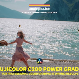 Puede incluir: Una mujer con un vestido rosa camina por una playa con un sombrero en la mano. El texto "FUJICOLOR C200 POWER GRADE" se muestra en letras amarillas sobre un fondo negro. El texto "FOR PROFESSIONAL COLOR GRADING IN DAVINCI RESOLVE" se muestra en letras blancas sobre un fondo negro. La imagen es una imagen promocional para una colección de emulación de película.