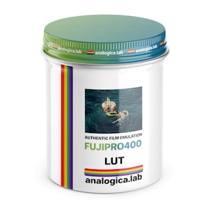 Può includere: Un contenitore cilindrico bianco con un coperchio sfumato verde e blu. Il contenitore ha una striscia arcobaleno e un'etichetta con il testo "FUJIPRO400 LUT" e "analogica.lab". L'etichetta presenta anche un'immagine di persone in acqua.