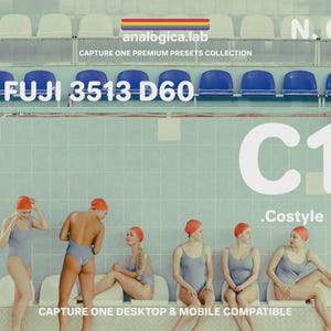 Puede incluir: Imagen de estética retro con texto: "FUJI 3513 D60" y "C1 .Costyle". Varias personas con trajes de baño grises y gorros de natación naranjas están en un entorno de piscina. También se ve el texto "CAPTURE ONE PREMIUM PRESETS COLLECTION".