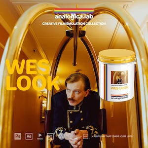 Puede incluir: Imagen promocional del software de emulación de película "WES LOOK". La imagen presenta a un hombre con uniforme azul marino, un arco dorado y un envase con la etiqueta "WES LOOK". El texto "analogica.lab" también es visible.