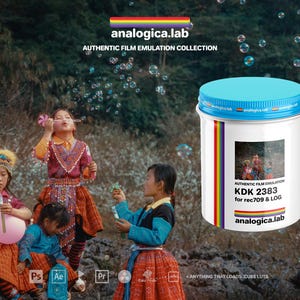 以下が含まれることがあります： 明るい青い蓋が付いた白い円筒形の容器。analogica.lab、AUTHENTIC FILM EMULATION COLLECTION、KDK 2383 for rec709 & LOGというテキストと、虹色のストライプのグラフィックが特徴です。ラベルには、シャボン玉で遊ぶ子供たちの写真が印刷されています。