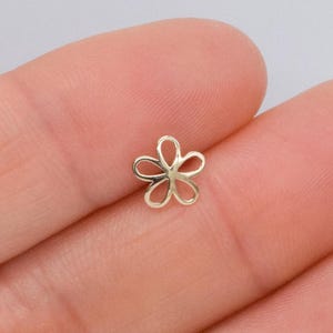 14k Solid Gold Outline Flower Cartilage Earring Minimalist Floral Stud Gold Helix Labret Stud Dainty Conch Tragus Earring Flat Back Earring