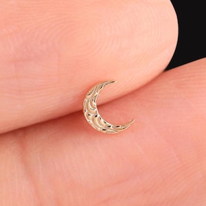 Piercing de cartilagem com padrão de ondas do oceano e lua em ouro maciço 14k, modelo push back.