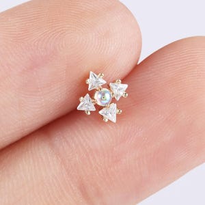 Pendiente de cartílago con forma de copo de nieve de oro macizo de 14 k, color AB, con diseño floral de cuarzo, para hélice, trago, caracola, perforación con parte trasera plana, sin rosca.