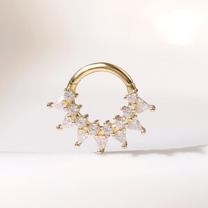 Anillo de oro macizo de 14 quilates con forma de flor de loto para el tabique nasal, delicado aro Daith con cierre de clic para cartílago, aro de oro con cierre de clic para el tabique nasal, aro de oro con cierre de clic de 16 g y 8 mm
