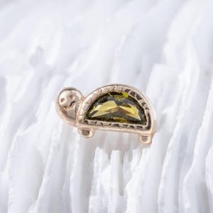 14k Solid Gold Peridot Turtle Cartilage Earring Animal Helix Stud Tragus Conch Piercing Threadless Earring Conch Stud Flat Back Earring