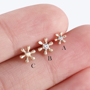 Boucle d'oreille de cartilage floral en or massif 14 carats Boucle d'oreille tragus en hélice florale Piercing de conque Boucle d'oreille sans filetage labret à poussoir