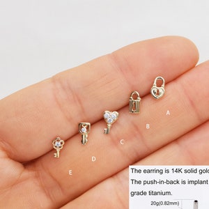 14k Solid gold Dainty Key Lock Knorpel Ohrstecker Muschel Ohrringe kleine Ohrstecker Knorpel Bolzen Helix Bolzen Tragus Ohrstecker Drücken Sie in zurück