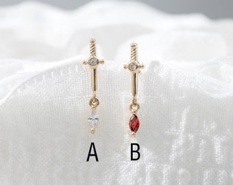 Pendiente de oro macizo de 14 quilates con forma de espada, colgante de marquesa con rosca interna para cartílago, piercing para trago, hélice y parte trasera plana.