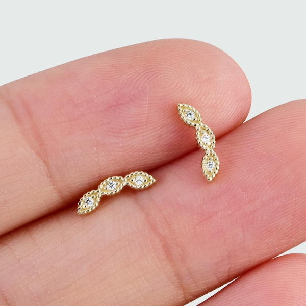 Piercing para cartílago de oro macizo de 14 k con forma de trepador diminuto, con circonitas transparentes, para hélice, caracola, trago, lóbulo y parte trasera plana.