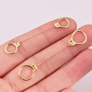 Orecchino a cerchio Huggie con doppia catena ammanettata in oro massiccio 14k, orecchino a cerchio con catena a manette, orecchino a forma di conchiglia con elica ammanettata, orecchino a cartilagine da 16 g