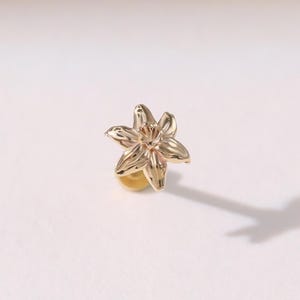 14Kソリッドゴールド リリーフラワー ヘリックススタッド 上品な花柄 フラットバックスタッド トラガス 軟骨 コンク プッシュバック タイニー リリー ラブレットスタッド コンクピアス