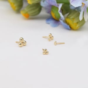 Boucle d'oreille cartilagineuse à trois points en or massif 14 carats Boucle d'oreille petite conque Stud Cartilage Helix Stud Tragus Push in back Cadeau pour maman image 7