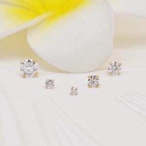 14k Solid Gold Solitaire Diamond Kraakbeen Earring Schroef op Flat Back Labret Stud Moissanite Tragus Stud Interne schroefdraad Helix Piercing afbeelding 6