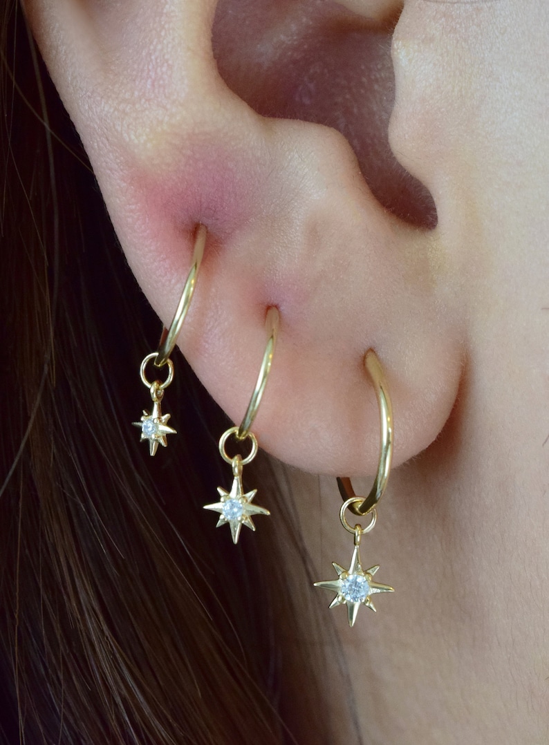 Créoles Huggie Dorées – Zircon Vert – Breloques – Boucles D'oreilles Femme