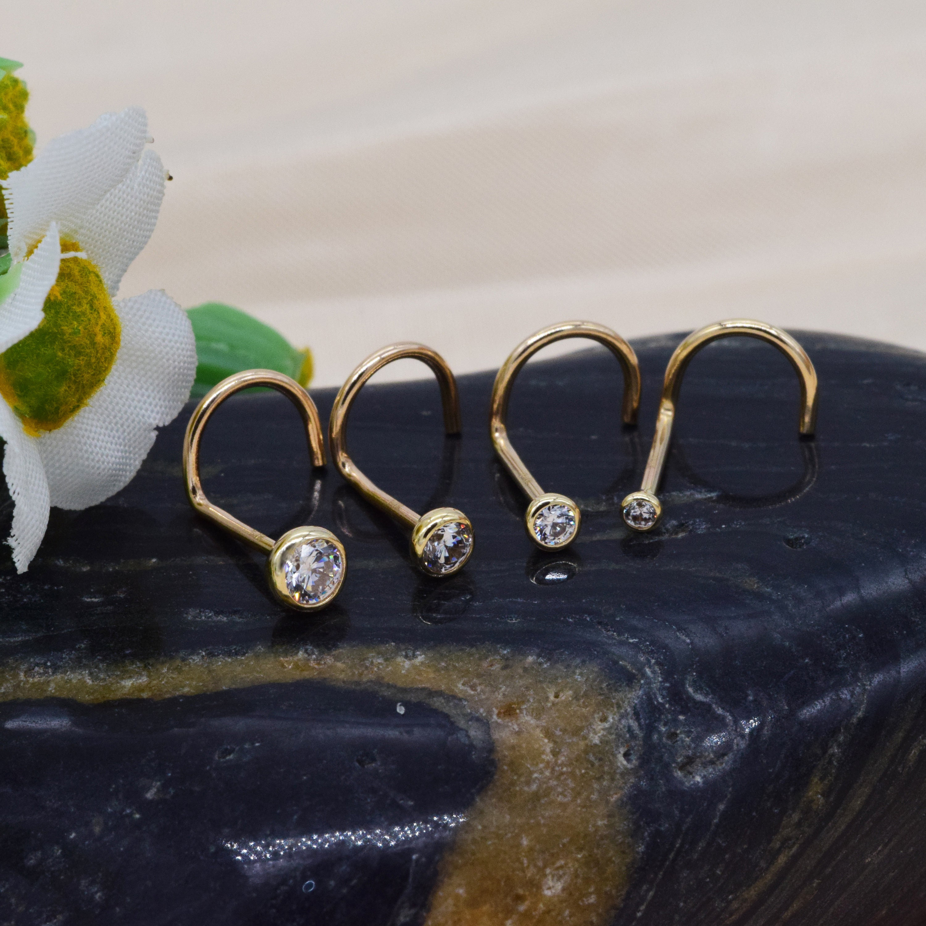 14KソリッドゴールドダイヤモンドS字ノーズスタッド、モイスナイト/クリアCZツイストウルトラスリムノーズスタッド 、ベゼルセッティングジェムストーンスクリューノーズピアス20G - Etsy 日本 COCHARM 14K ソリッドゴールド サンノーズスタッド 20g イエローゴールド Lベンド鼻孔 ノーズスタッド 7mm ロング