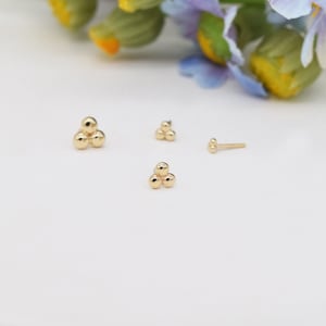 14k massief goud Three Dot kraakbeen Stud Earring Tiny Conch Earring kraakbeen Stud Helix Stud Tragus Stud Push in rug cadeau voor moeder afbeelding 6