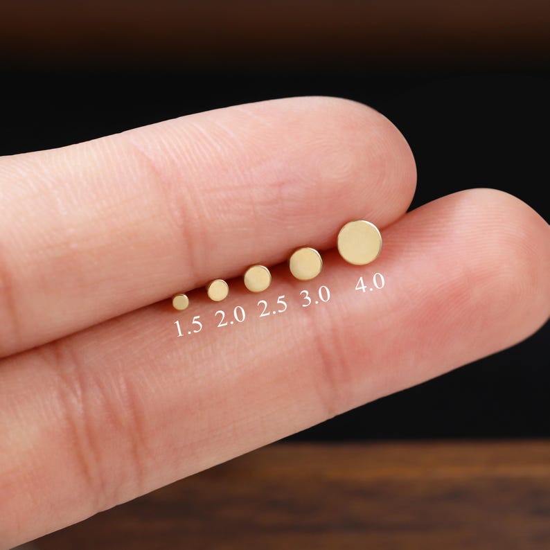14K Solid Gold Mehrere Größe Disc intern Gewinde Ohrring Runde Scheibe Knorpel Helix Conch Tragus Ohrring Labret Gold Schraube flache Rückseite Bild 1
