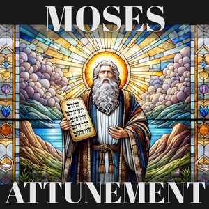 Op de afbeelding: Een gebrandschilderd raam dat Mozes afbeeldt die de Tien Geboden vasthoudt. Het raam is geplaatst tegen een achtergrond van een stralende zon, wolken en een watermassa. De tekst "MOSES" staat bovenaan de afbeelding en "ATTUNEMENT" onderaan.