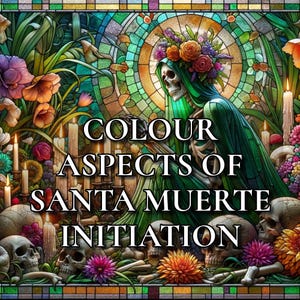 Peut inclure: Une image en vitrail coloré de Santa Muerte, une figure squelettique vêtue d'une robe verte et d'une couronne de fleurs. L'image est entourée de crânes, de bougies et de fleurs. Le texte "COLOUR ASPECTS OF SANTA MUERTE INITIATION" est écrit en lettres blanches sur fond noir.